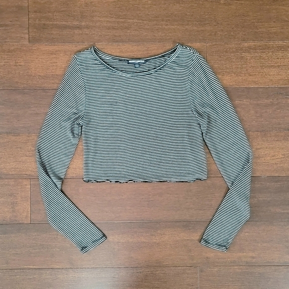Brandy Melville Black & White Striped Long Sleeve Lettuce Hem Crop Top Fits XS/S - Picture 6 of 10